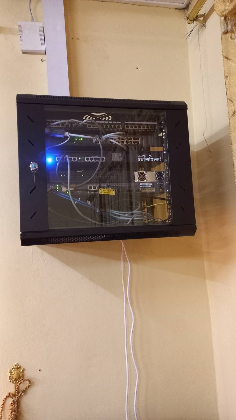 Armoire réseau murale avec routeur Mikrotik, patch panel et câblage structuré